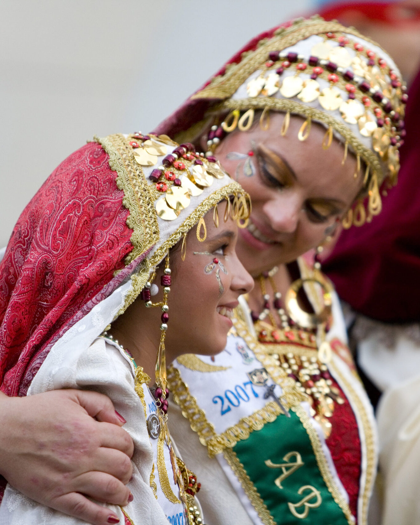 Festeras con trajes tradicionales en las fiestas de Moros y Cristianos Novelda.
