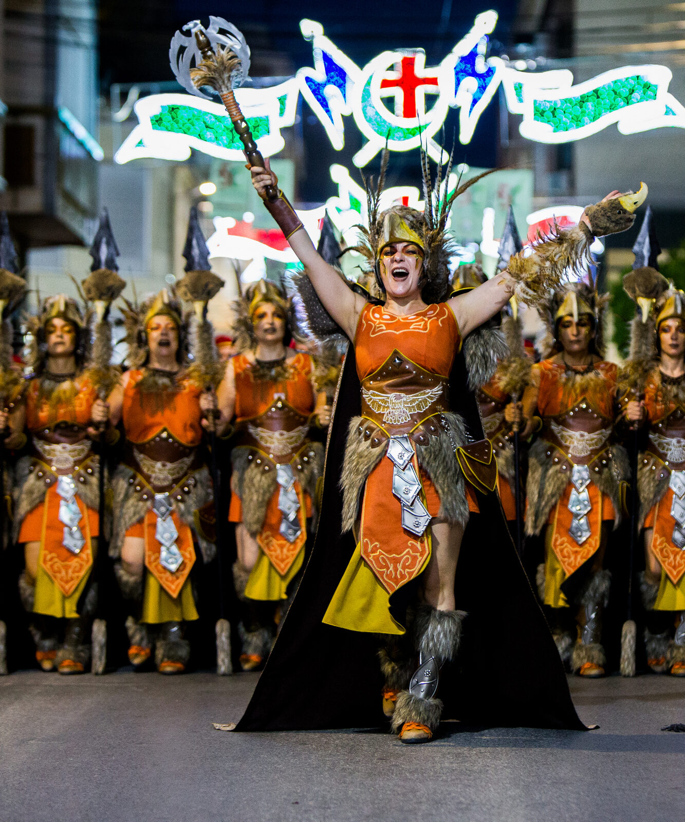 Comparsas desfilando en las Fiestas de Moros y Cristianos de Novelda