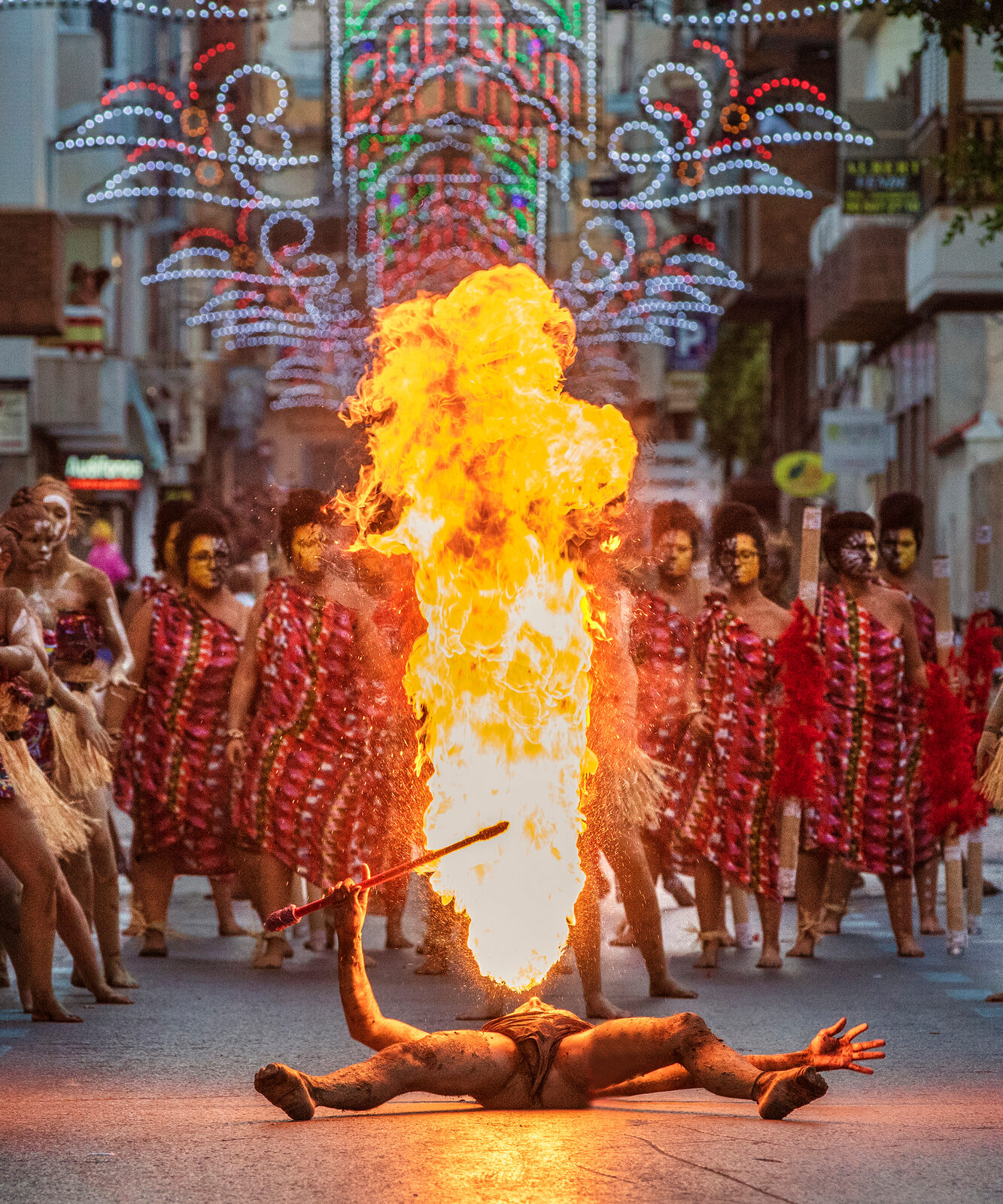 Escupefuegos durante un desfile de Moros y Cristianos en Novelda